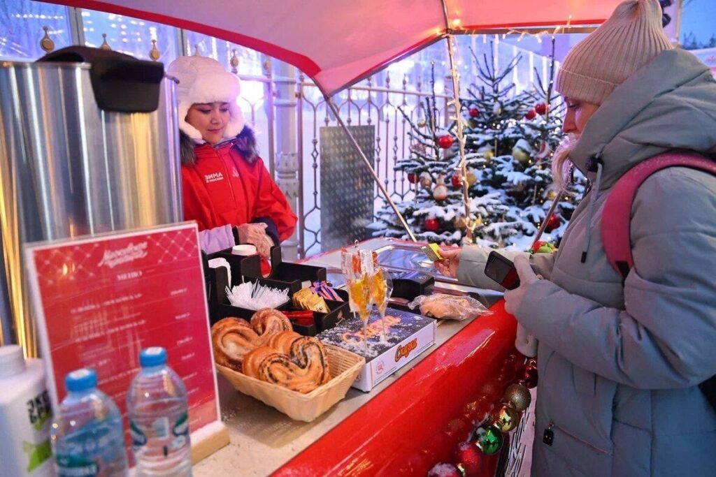 А мы тут плюшками балуемся. В Москве чаепитие с булочками