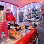 А мы тут плюшками балуемся. В Москве чаепитие с булочками