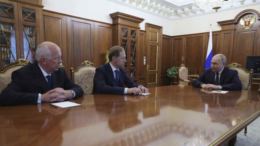 Путин спросил с Мантурова за заводы по переработке мусора