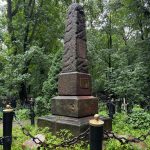 Памятник французам зарос травой