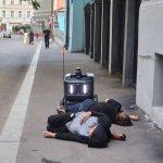 Лето — время сна на улицах