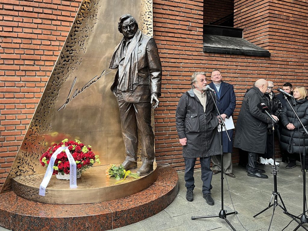 На Таганке установили памятник Любимову