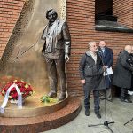 На Таганке установили памятник Любимову